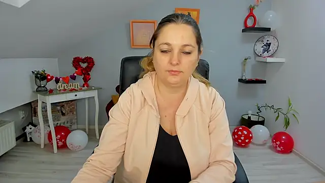 LollaGirl online show from 02-18-25, 04:15