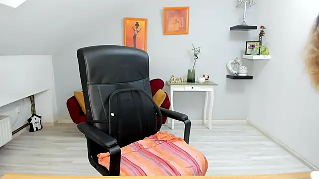 LollaGirl online show from 09-19-25, 03:19