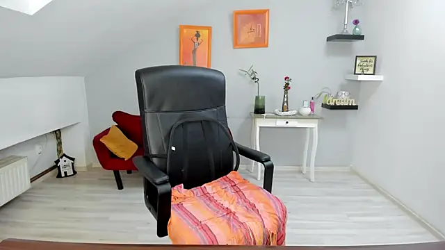 LollaGirl online show from 10-27-25, 04:27