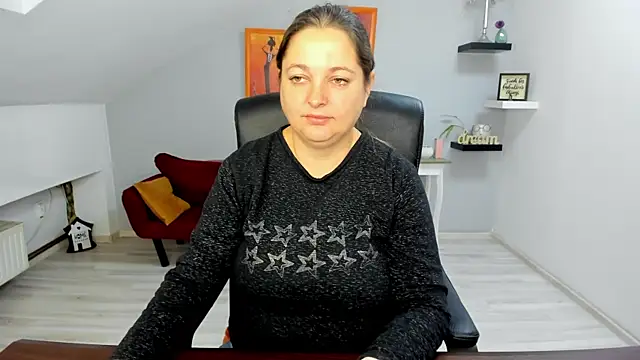 LollaGirl online show from 11-17-25, 04:18