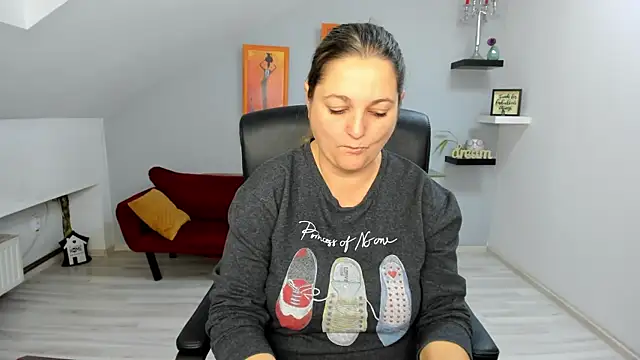 LollaGirl online show from 11-25-25, 04:12