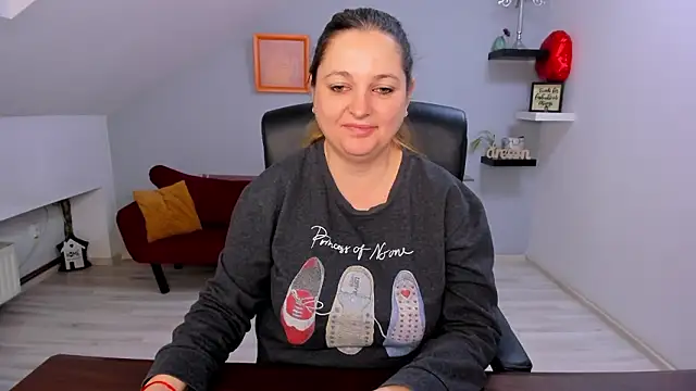 LollaGirl online show from 03-06-26, 04:20