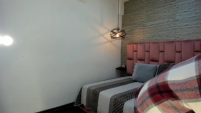 SarahDeyvis online show from 02-19-25, 01:06