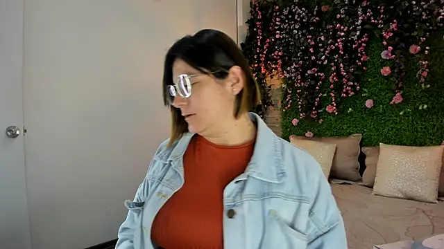 SarahDeyvis online show from 12-17-25, 01:50