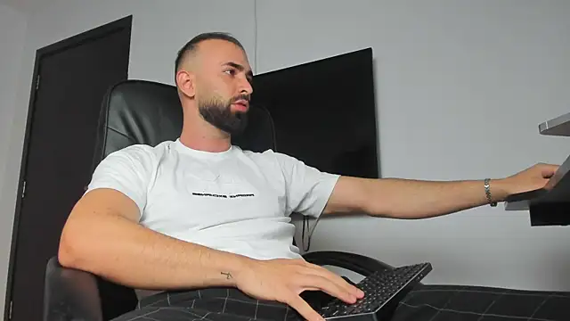 Snapshot of MichaelMasterss chatting on 09-30-25, 08:14 MichaelMasterss online show from 09-30-25, 08:14