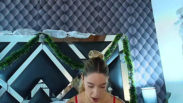 victoriaa lee  online show from 12-13-24, 07:32