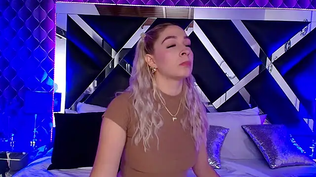 victoriaa lee  online show from 10-09-25, 07:12