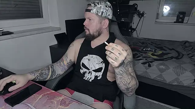 xBuzzRightHerex online show from 12-18-24, 07:47