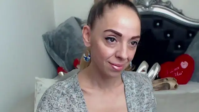 Snapshot of AylyneRichards chatting on 09-16-25, 05:41 AylyneRichards online show from 09-16-25, 05:41