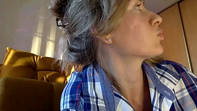 RebeccaMartinez online show from 03-10-25, 01:43