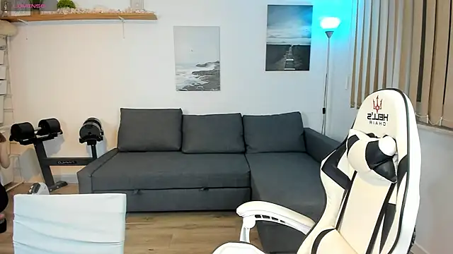 Snapshot of PollyFlame chatting on 01-24-25, 10:51 PollyFlame online show from 01-24-25, 10:51