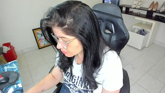 BellaFlaming online show from 05-04-26, 10:44