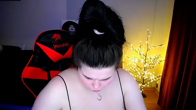 Snapshot of Emily_Mo chatting on 01-24-25, 10:11 Emily Mo online show from 01-24-25, 10:11