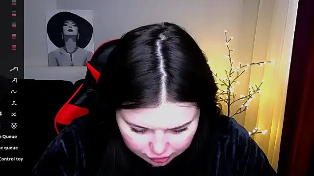 Snapshot of Emily_Mo chatting on 02-14-25, 06:34 Emily Mo online show from 02-14-25, 06:34