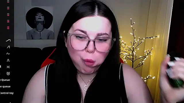 Snapshot of Emily_Mo chatting on 02-14-25, 09:34 Emily Mo online show from 02-14-25, 09:34