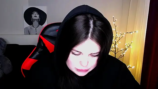 Snapshot of Emily_Mo chatting on 02-20-25, 06:50 Emily Mo online show from 02-20-25, 06:50