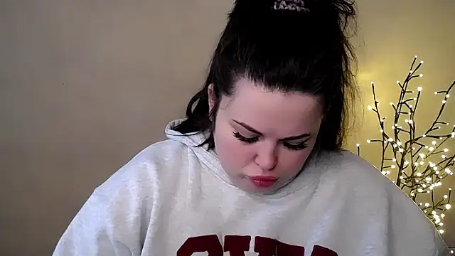 Snapshot of Emily_Mo chatting on 11-26-25, 06:36 Emily Mo online show from 11-26-25, 06:36