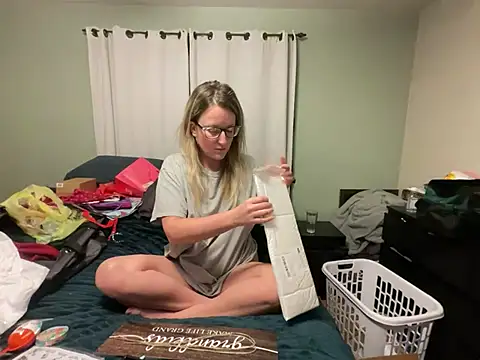 Snapshot of 1Lustfully_yours chatting on 12-27-24, 05:42 1Lustfully yours online show from 12-27-24, 05:42