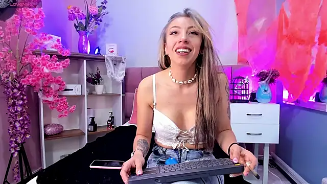 mia thompsonn  online show from 10-17-25, 03:36