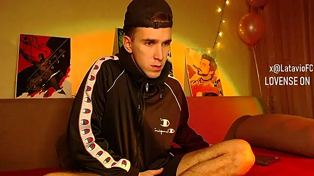 Snapshot of Midnighter_ chatting on 12-25-24, 02:03 Midnighter online show from 12-25-24, 02:03