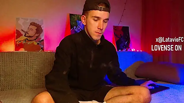 Snapshot of Midnighter_ chatting on 02-08-25, 04:03 Midnighter online show from 02-08-25, 04:03