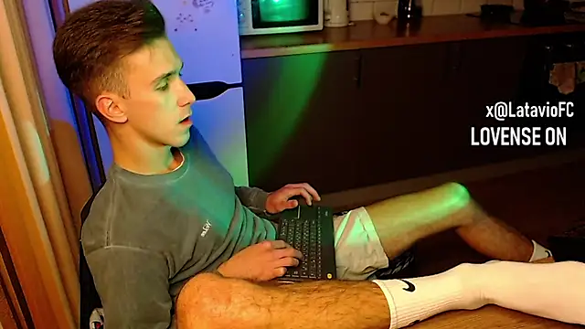 Snapshot of Midnighter_ chatting on 09-24-25, 01:53 Midnighter online show from 09-24-25, 01:53