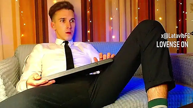 Snapshot of Midnighter_ chatting on 12-16-25, 11:54 Midnighter online show from 12-16-25, 11:54