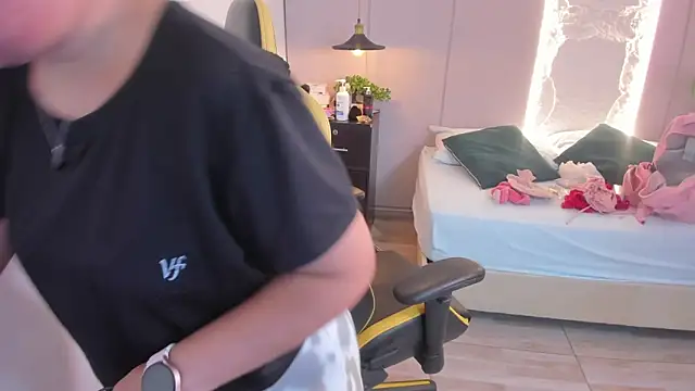 izaro22 online show from 12-21-24, 08:10