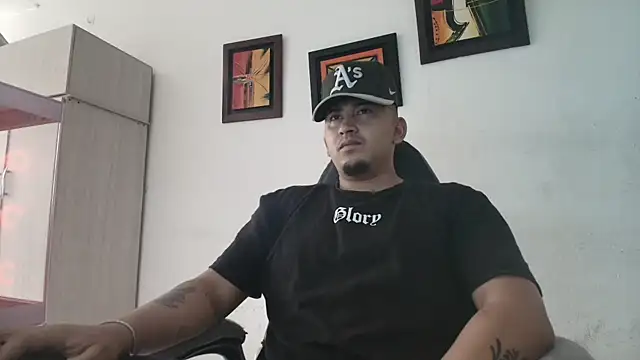 Snapshot of myke_andrade chatting on 11-26-25, 02:40 myke andrade online show from 11-26-25, 02:40