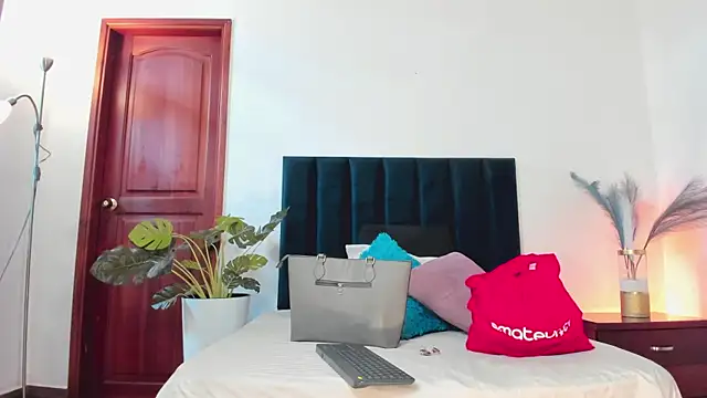 Snapshot of Nina_Cavaali chatting on 10-15-25, 06:19 Nina Cavaali online show from 10-15-25, 06:19