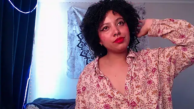 Snapshot of michell_bling1 chatting on 12-15-24, 01:22 michell bling1 online show from 12-15-24, 01:22