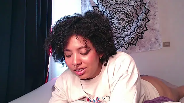 Snapshot of michell_bling1 chatting on 12-16-24, 01:32 michell bling1 online show from 12-16-24, 01:32