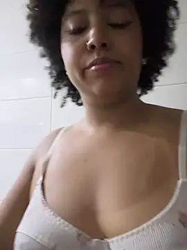 Snapshot of michell_bling1 chatting on 01-05-25, 08:32 michell bling1 online show from 01-05-25, 08:32