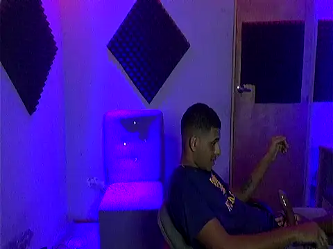 Snapshot of jess2020 chatting on 11-22-25, 01:48 jess2020 online show from 11-22-25, 01:48