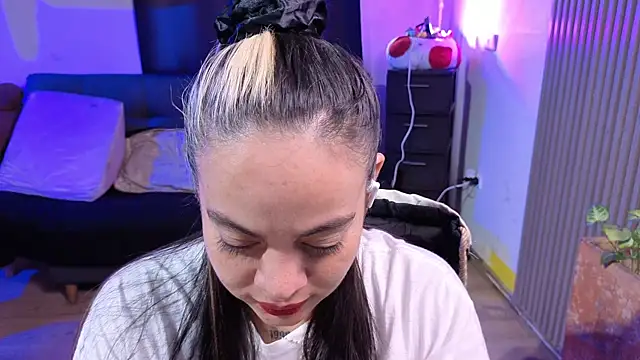 Cuttiealice online show from 12-16-25, 01:05