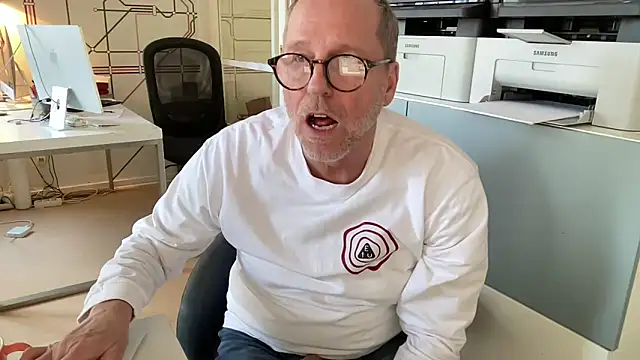 Snapshot of drefman chatting on 02-26-26, 11:20 drefman online show from 02-26-26, 11:20