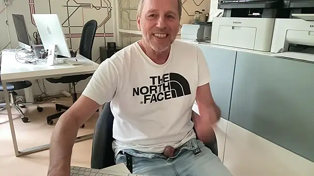 Snapshot of drefman chatting on 06-02-26, 12:29 drefman online show from 06-02-26, 12:29