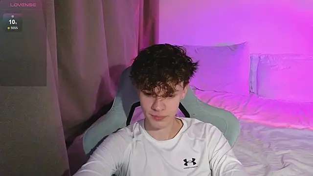 Snapshot of cute_thomas chatting on 05-09-26, 06:57 cute thomas online show from 05-09-26, 06:57