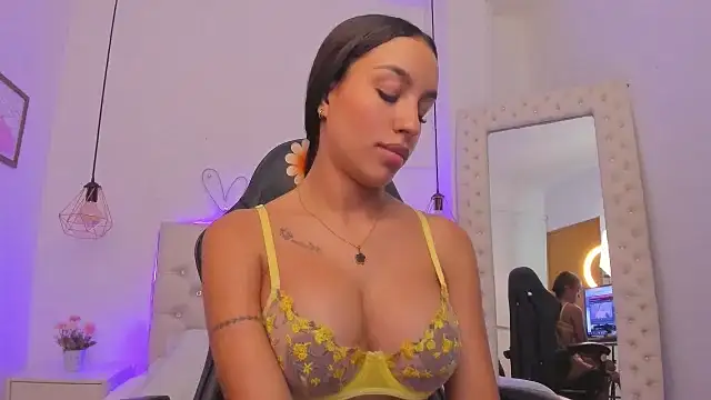 Snapshot of xiomara__cortes chatting on 03-04-25, 01:12 xiomara cortes online show from 03-04-25, 01:12