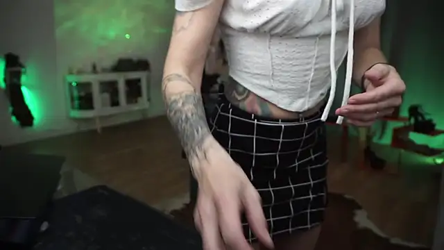 LaraPunkt online show from 04-17-26, 07:44