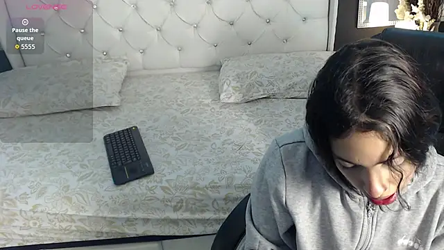 LiaVillalobos online show from 10-17-25, 01:03