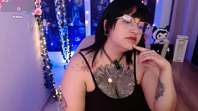 Snapshot of _Ali_Brinck_ chatting on 12-12-24, 11:58 Ali Brinck online show from 12-12-24, 11:58