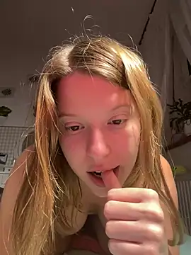 Snapshot of kimczii chatting on 03-17-25, 10:27 kimczii online show from 03-17-25, 10:27