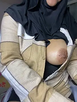 Snapshot of Jameela chatting on 03-08-25, 03:17 Jameela online show from 03-08-25, 03:17