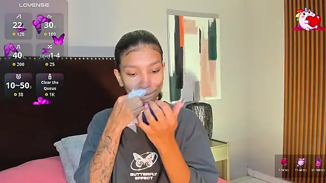 LauraAristizabal online show from 10-14-25, 12:50