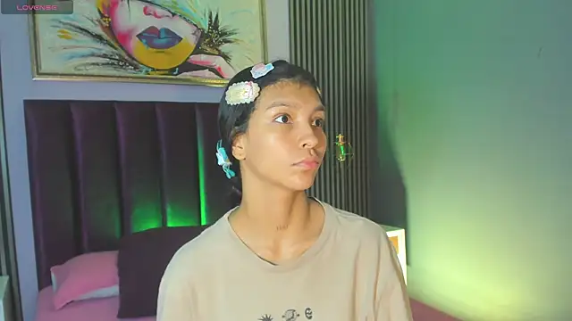 LauraAristizabal online show from 10-24-25, 12:34