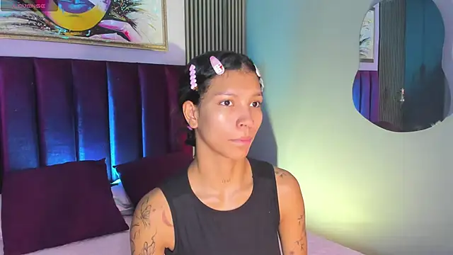 LauraAristizabal online show from 10-26-25, 12:33