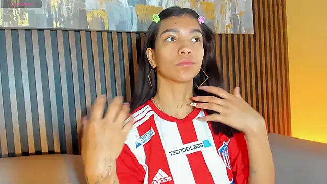 LauraAristizabal online show from 12-16-25, 12:43