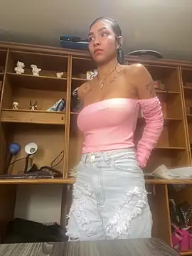 Snapshot of LauraAristizabal chatting on 04-23-26, 12:29 LauraAristizabal online show from 04-23-26, 12:29