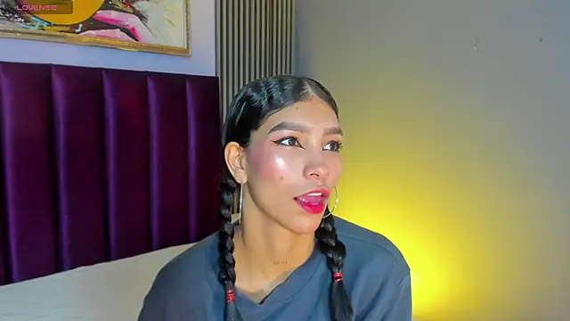 Snapshot of LauraAristizabal chatting on 04-25-26, 12:30 LauraAristizabal online show from 04-25-26, 12:30